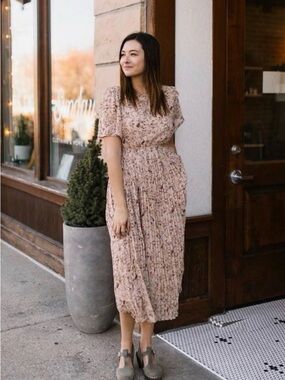 Hayden Floral Beige Midi Dress size medium women’s